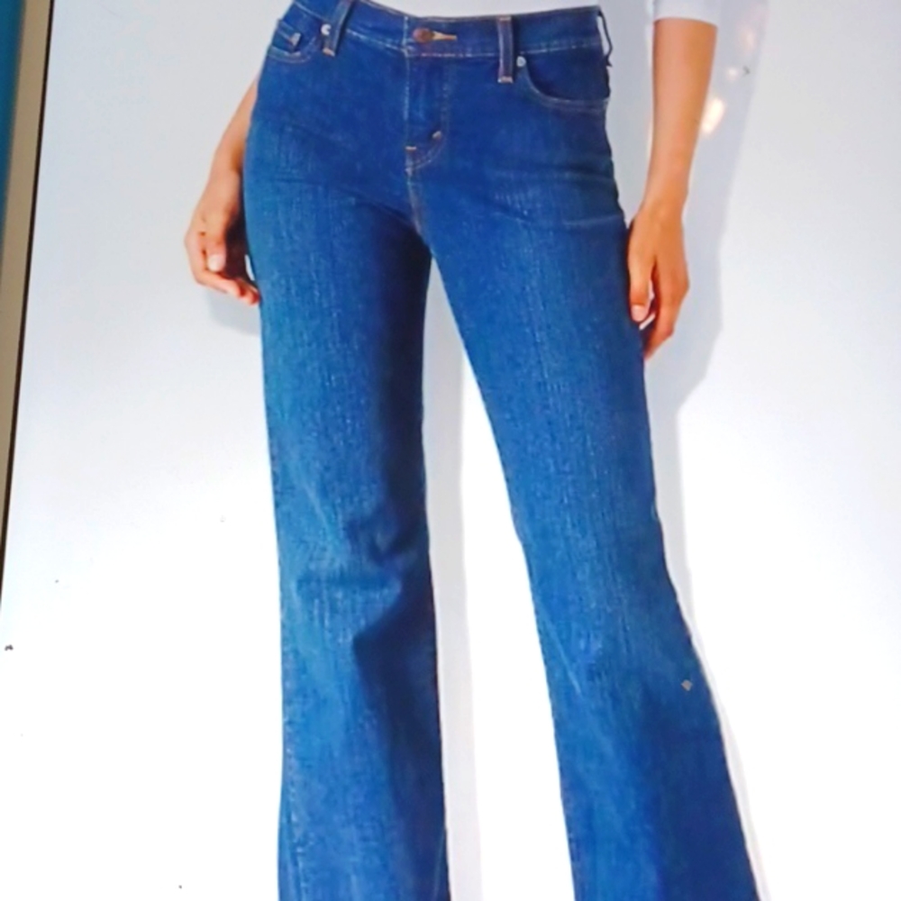 512  Levi's Figure Enhances Jeans